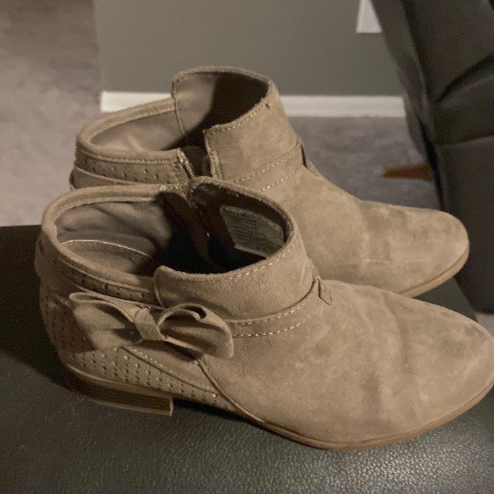 Short girls boots size 4 med-tan brownish color